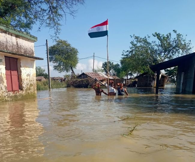 रामनाथ टोला में झंडा फहराते स्कूली बच्चे